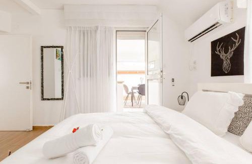Rishon LeTsiyon House | Inviting Unit with Pool, Ocean Views & Top Amenities