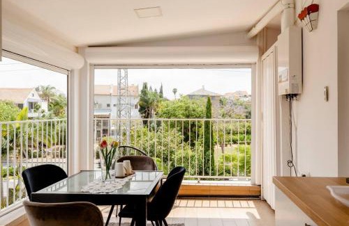 Rishon LeTsiyon House | Inviting Unit with Pool, Ocean Views & Top Amenities