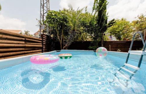 Rishon LeTsiyon House | Inviting Unit with Pool, Ocean Views & Top Amenities