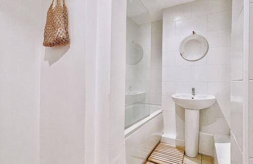 Castlefield Apartment | Urban Retreat - Family-Friendly Stay in Central Manchester