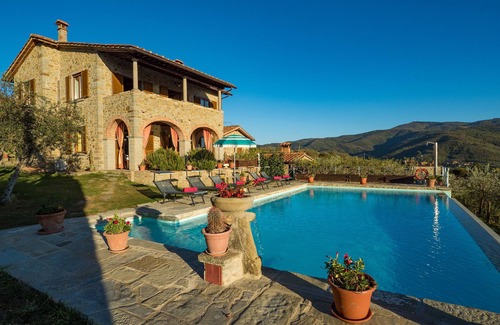 Castiglion Fiorentino Villa | Elegant Villa Retreat with Spa & Private Pool near Cortona