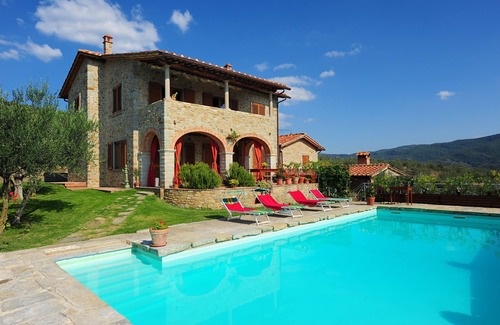 Castiglion Fiorentino Villa | Elegant Villa Retreat with Spa & Private Pool near Cortona