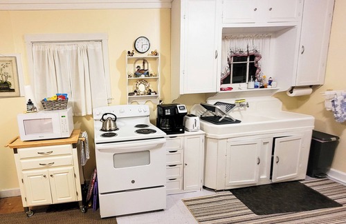 Conneaut House | Scenic Lake Erie Cottage with Unmatched Guest Rating: 9.8