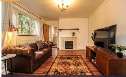 Brentwood Apartment | Inviting Victoria Flat in Brentwood with Garden & Free Parking