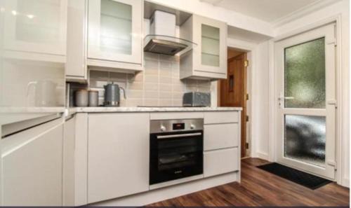 Brentwood Apartment | Inviting Victoria Flat in Brentwood with Garden & Free Parking