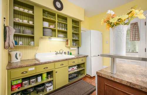 Waterloo House | Victorian House Getaway with Ocean View & Spa Amenities