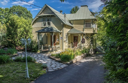Waterloo House | Victorian House Getaway with Ocean View & Spa Amenities