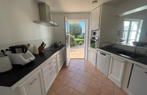 La Couarde-sur-Mer Villa | Cozy Villa Steps from Beach - Guest Rated 10/10!