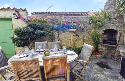 La Couarde-sur-Mer House | Idyllic Villa with Ocean Views and Pet-Friendly Charm