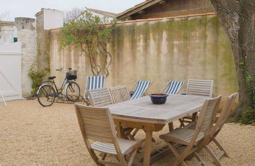 La Couarde-sur-Mer House | Idyllic Village Home with Courtyard and Ocean View