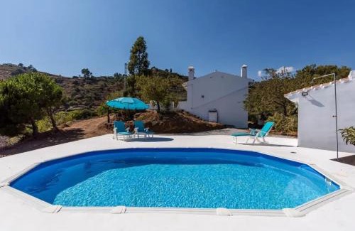 Sayalonga Villa | Cozy 3-Bedroom Villa with Private Pool in Competa