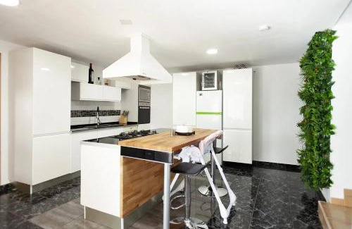 Linares Villa | Discover Villas in Spain with Pool and Pet-Friendly Amenities