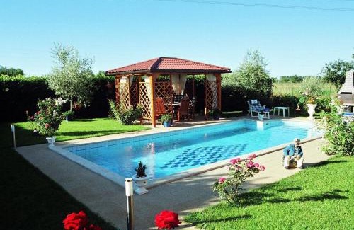 Finida Villa | Elegant Villa in Umag with Private Pool and Garden Retreat