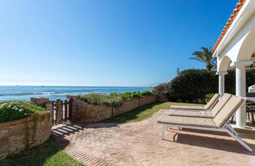Urbanizacion Marbessa Villa | Seafront Villa with Pool and Hot Tub - Guest Rated 9.4/10