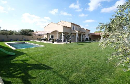 Aureille Villa | Elegant Villa with Heated Pool for 14 in Aureille