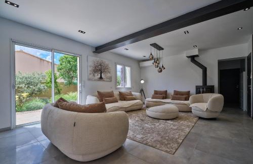 Aureille Villa | Elegant Villa with Heated Pool for 14 in Aureille