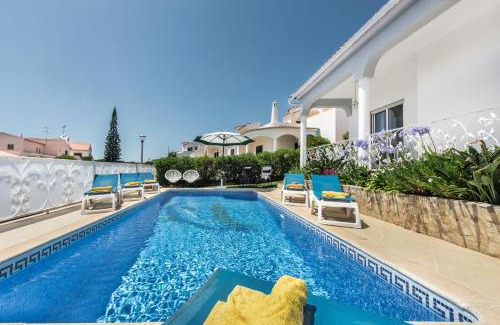 Quarteira Villa | Beautiful Villa in Popular Vilamoura with Pool & High Rating