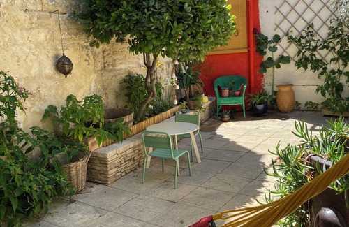 Fourques House | Charming village house with patio in FOURQUES, a 10-minute walk from Arles.