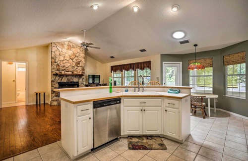 Earleton House | Delightful Waldo Getaway with Spa & Breakfast Near Lake Santa Fe