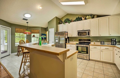 Earleton House | Delightful Waldo Getaway with Spa & Breakfast Near Lake Santa Fe