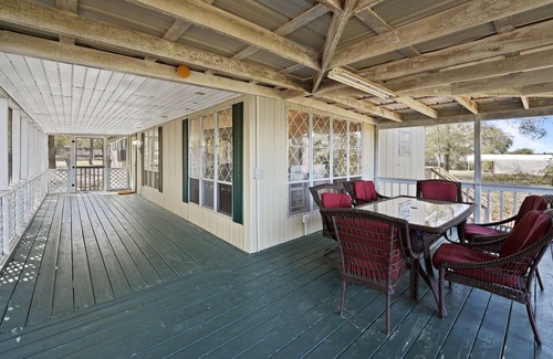 De Funiak Springs Cabin | Idyllic Cabin Retreat with Dock by Juniper Lake