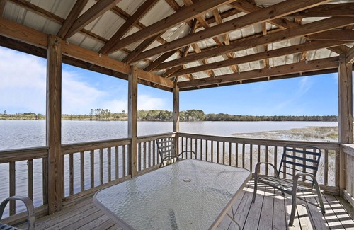De Funiak Springs Cabin | Idyllic Cabin Retreat with Dock by Juniper Lake