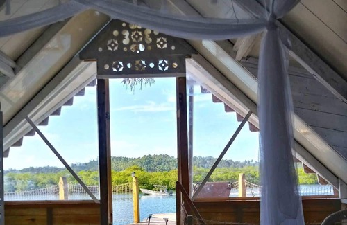 Bocas del Toro House | Charming Waterfront Floating Retreat