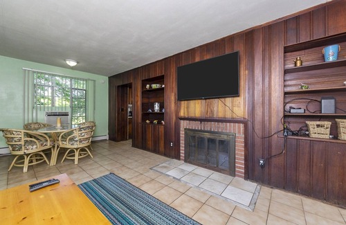 Willoughby Spit Cabin | Waterfront 3 Bedroom Cabin with Pet-Friendly Amenities