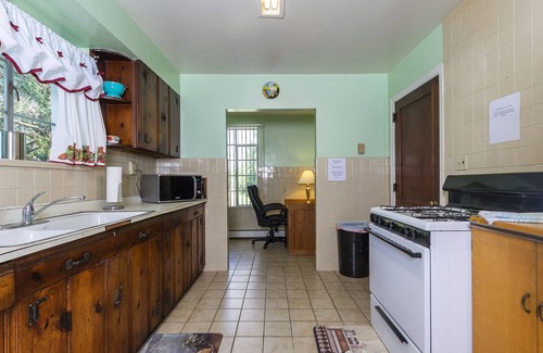 Willoughby Spit Cabin | Waterfront 3 Bedroom Cabin with Pet-Friendly Amenities