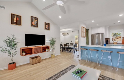 Russellville House | Inviting Waterfront Retreat with Lake Access & Game Room