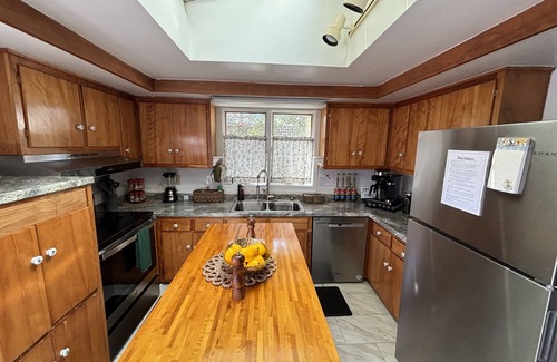 Downtown House | Exceptional Waterfront Retreat with Spa & Ocean View