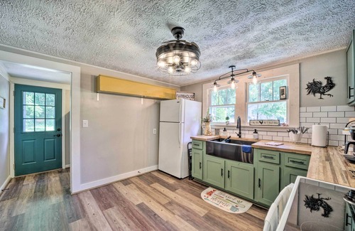 Waynesville Cottage | Beautiful Waynesville Cottage with Spa, Near Main St