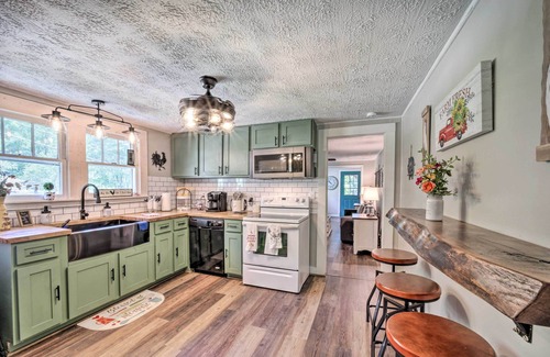 Waynesville Cottage | Beautiful Waynesville Cottage with Spa, Near Main St