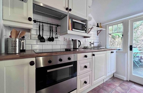 Frome Cottage | Cozy Weavers Cottage - Ideal Stay in Heart of Frome