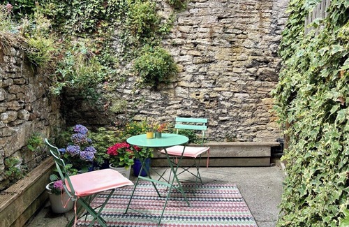 Frome Cottage | Cozy Weavers Cottage - Ideal Stay in Heart of Frome