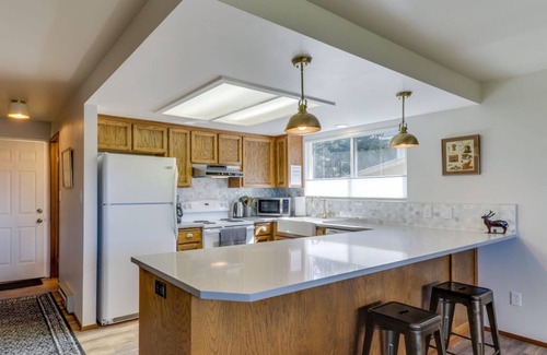 Langley House | Idyllic Whidbey Island Retreat with Breakfast & Kitchen Access