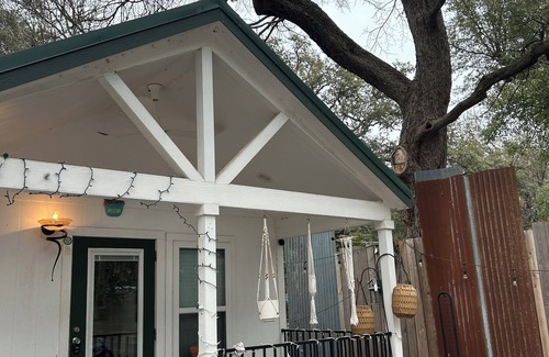 San Marcos Cottage | Charming White 1-bedroom cottage with loft Dog friendly w room service!