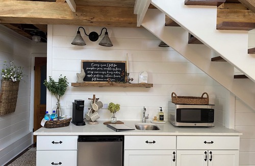 Finly House | Charming White Barn Guesthouse in the country, close to Indianapolis.