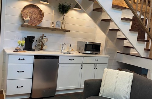 Finly House | Charming White Barn Guesthouse in the country, close to Indianapolis.