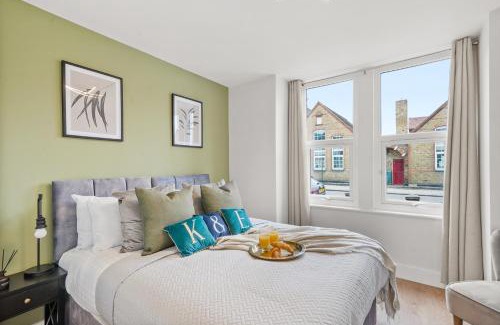 Abbey Apartment | Charming Wimbledon 3-Bed Apt with Outdoor Area