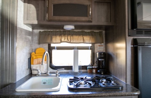 Farmington House | Guest Rated 10/10: WinnieDropTrailer with Cozy Patio