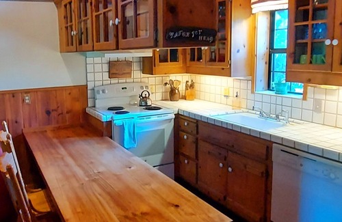 Brookings Cabin | Cozy Woodland Cabin with Oceanfront Views and Breakfast