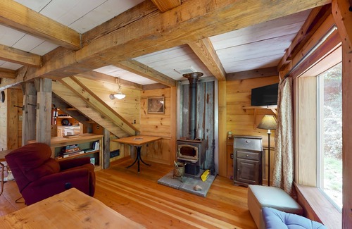 Clinton House | Idyllic Woodland Cottage with Firepit and Treehouse Escape