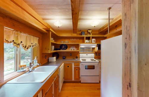 Clinton House | Idyllic Woodland Cottage with Firepit and Treehouse Escape
