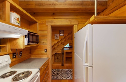 Clinton House | Idyllic Woodland Cottage with Firepit and Treehouse Escape