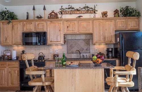 Stanley Hills Condo | Scenic Condo Retreat with Hot Tub & Mountain Views