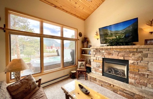 Stanley Hills Condo | Scenic Condo Retreat with Hot Tub & Mountain Views