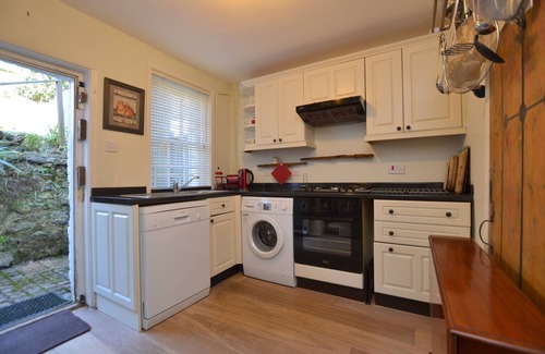 Hythe Cottage | Idyllic Writer's Retreat with Pool and Ocean Views