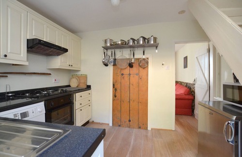 Hythe Cottage | Idyllic Writer's Retreat with Pool and Ocean Views