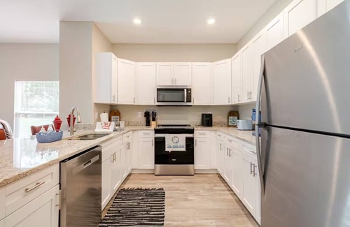 Lakeland House | Charming XL 4-bedroom and 3 bathroom townhome in North Lakeland